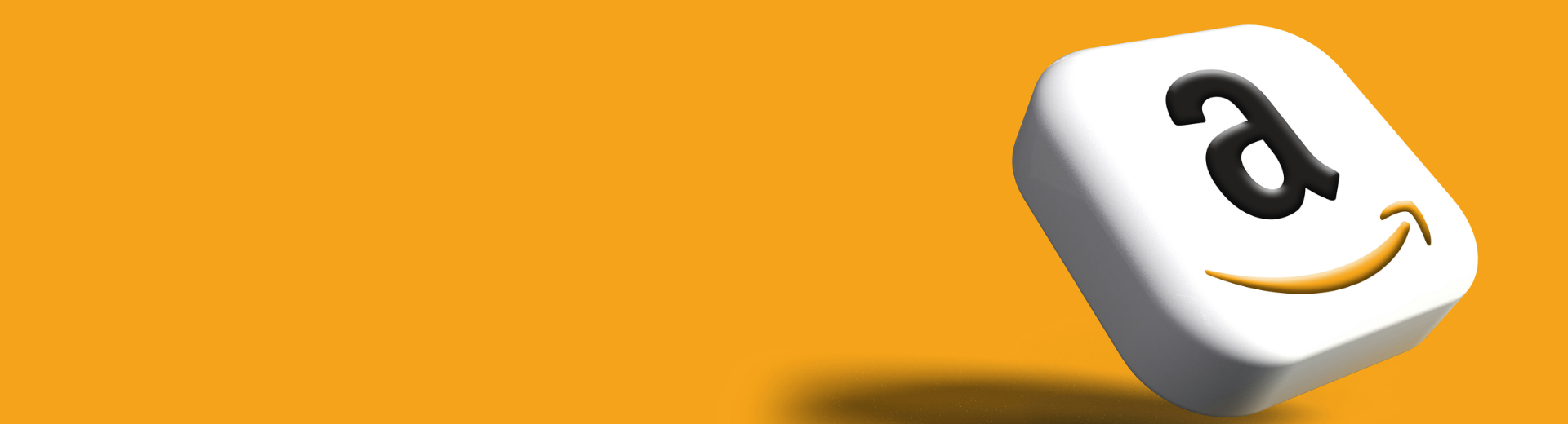 Amazon Logo auf orangenem Hintergrund