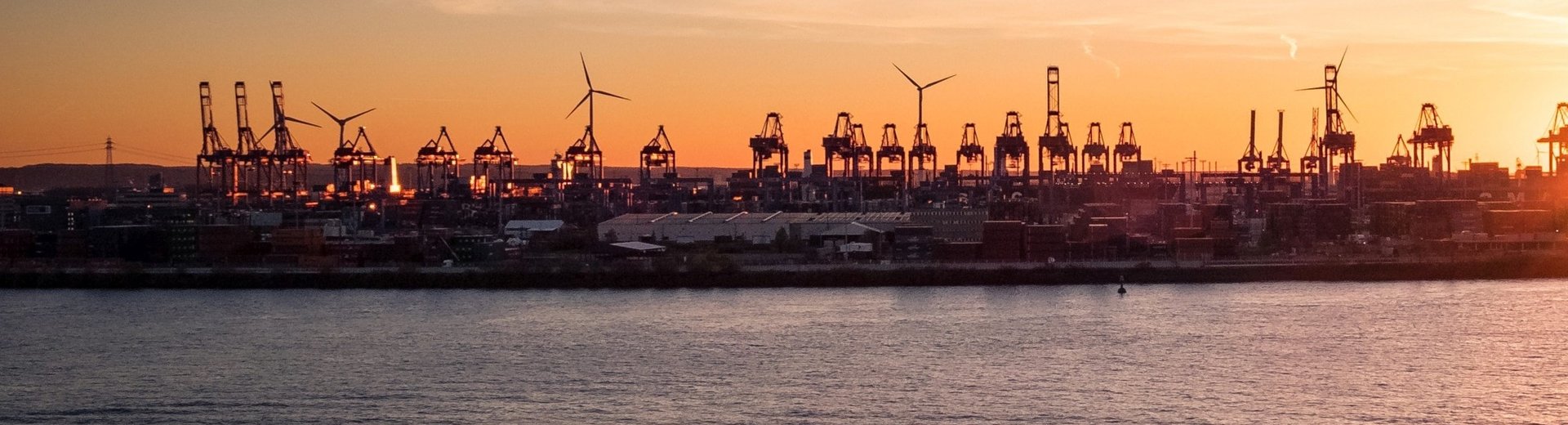 Hamburger Hafen bei Sonnenuntergang Marktplatzkomplizen